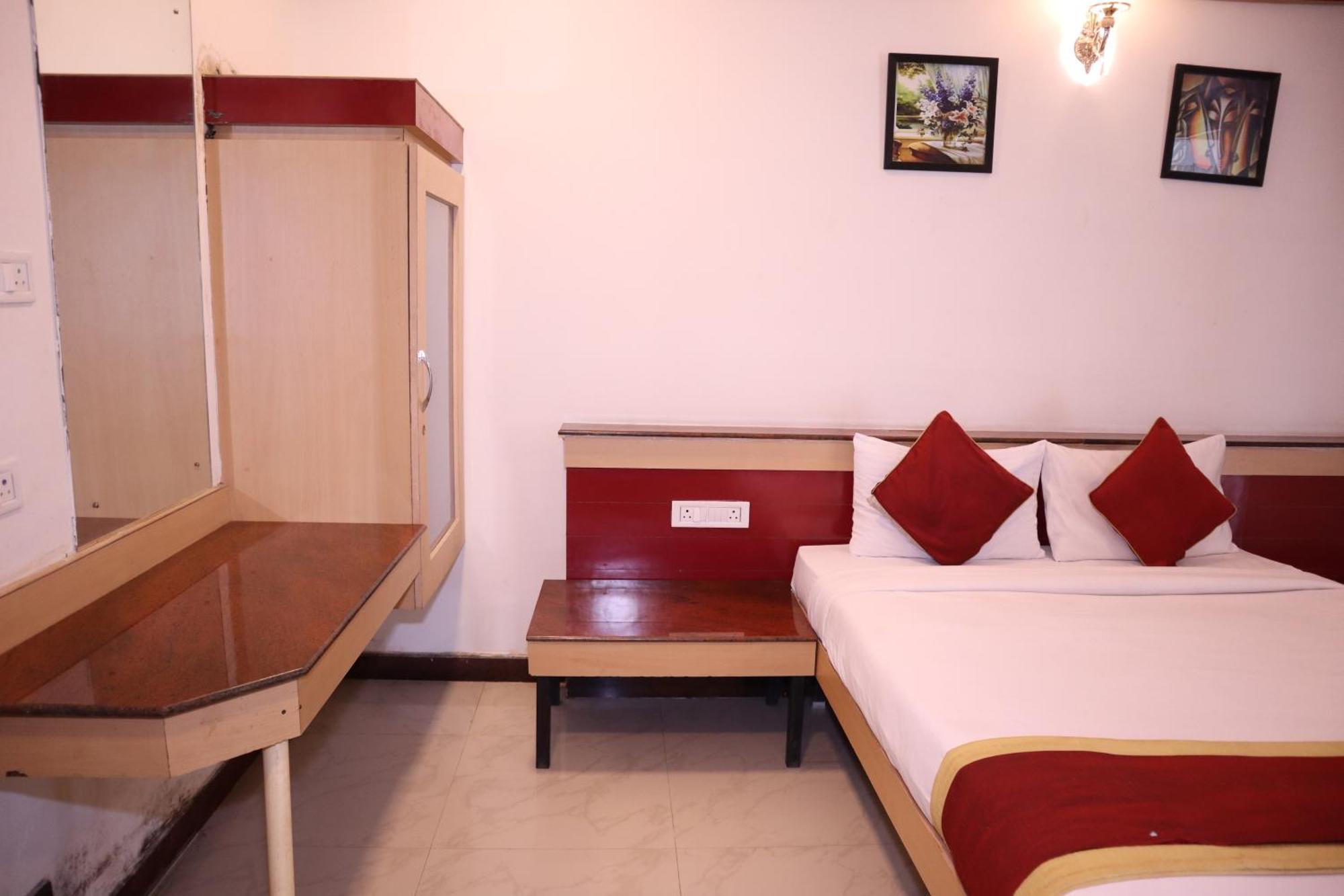 Sri Sai Ram Suites Bangalore Buitenkant foto