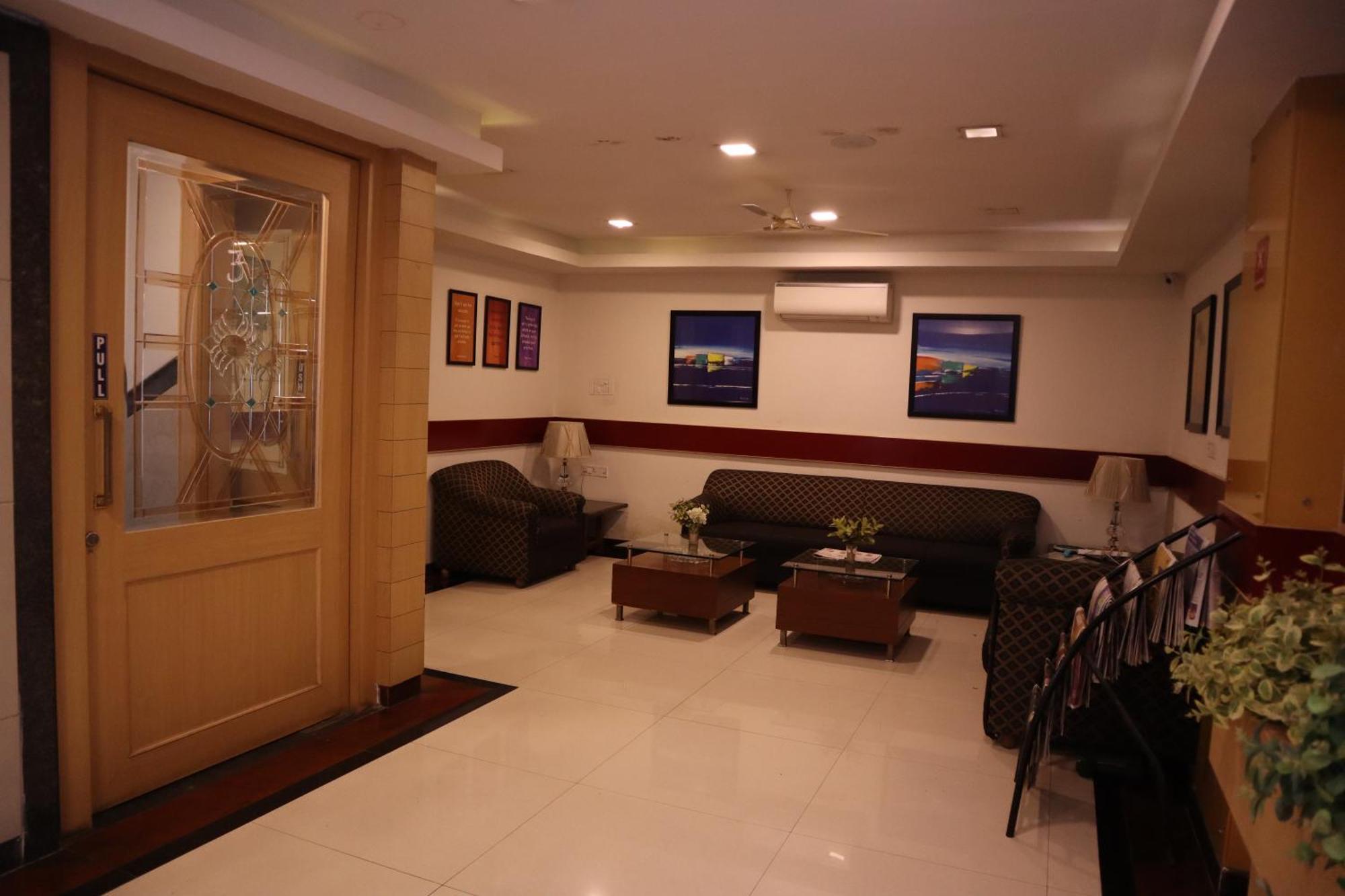 Sri Sai Ram Suites Bangalore Buitenkant foto