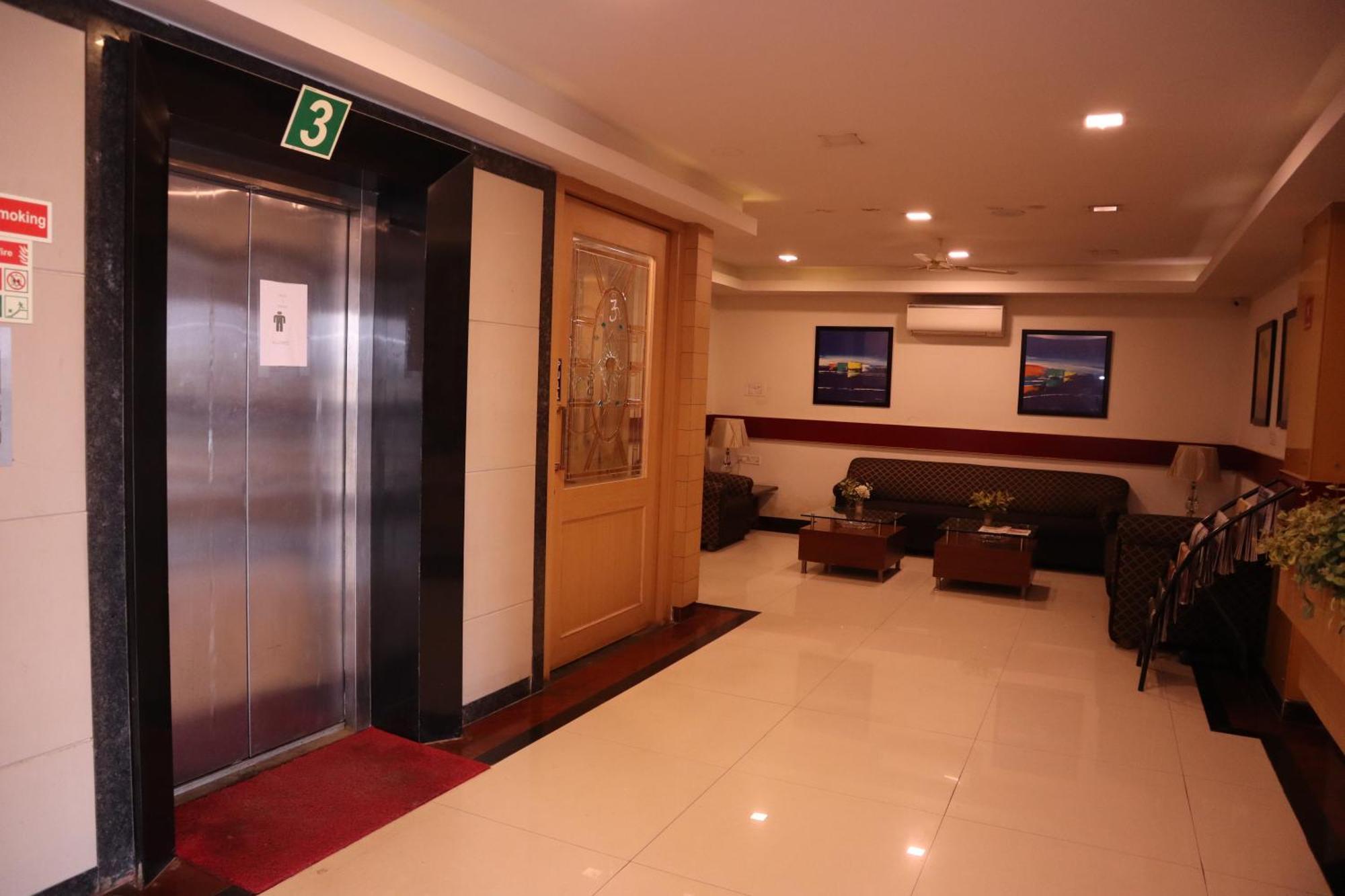 Sri Sai Ram Suites Bangalore Buitenkant foto