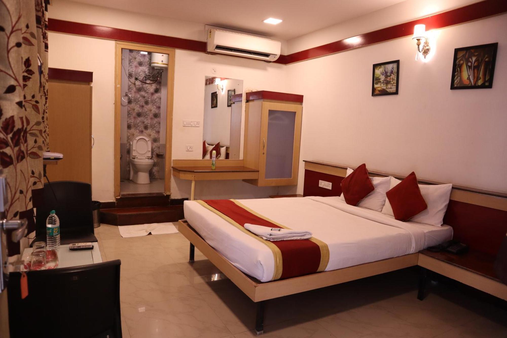 Sri Sai Ram Suites Bangalore Buitenkant foto