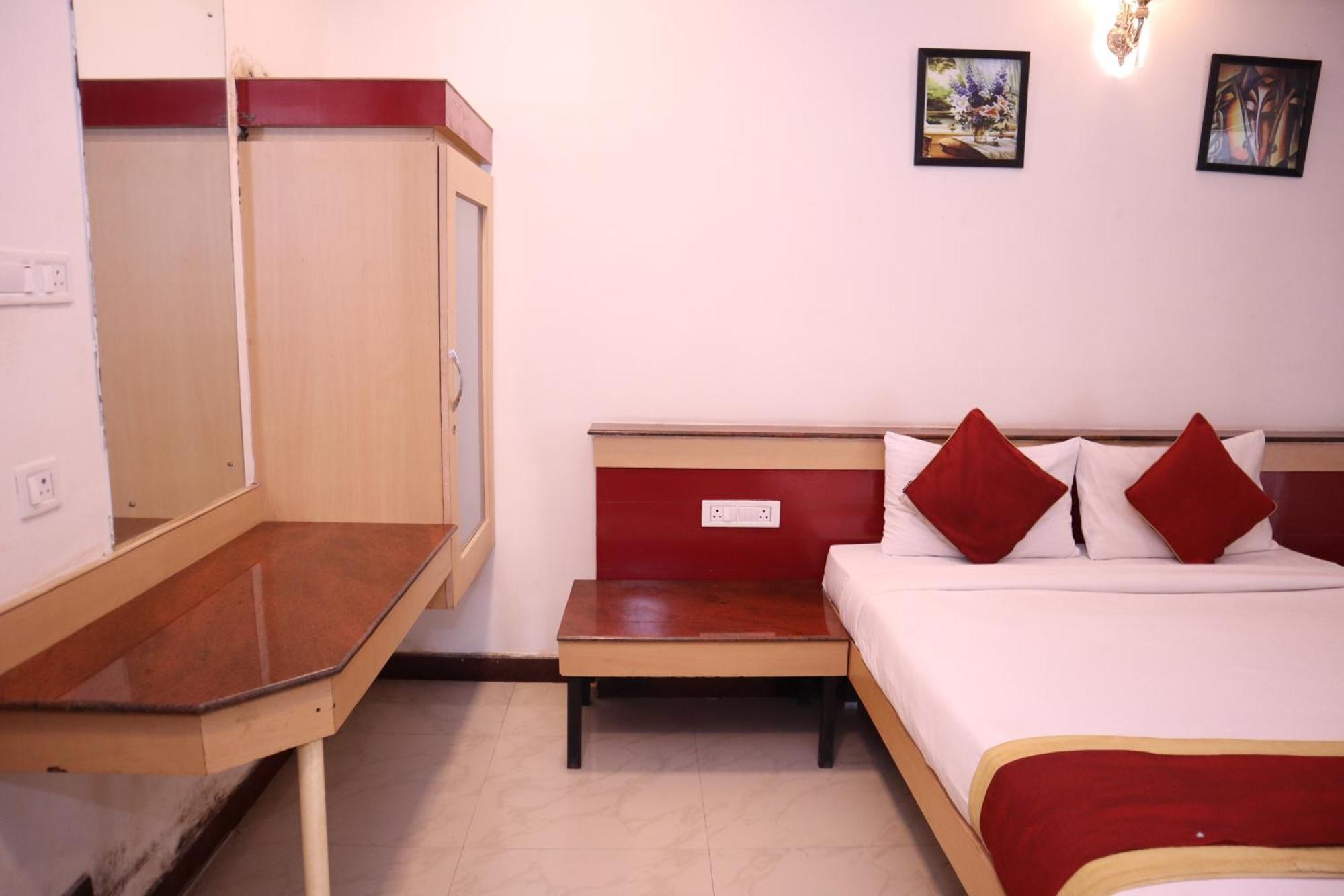 Sri Sai Ram Suites Bangalore Buitenkant foto