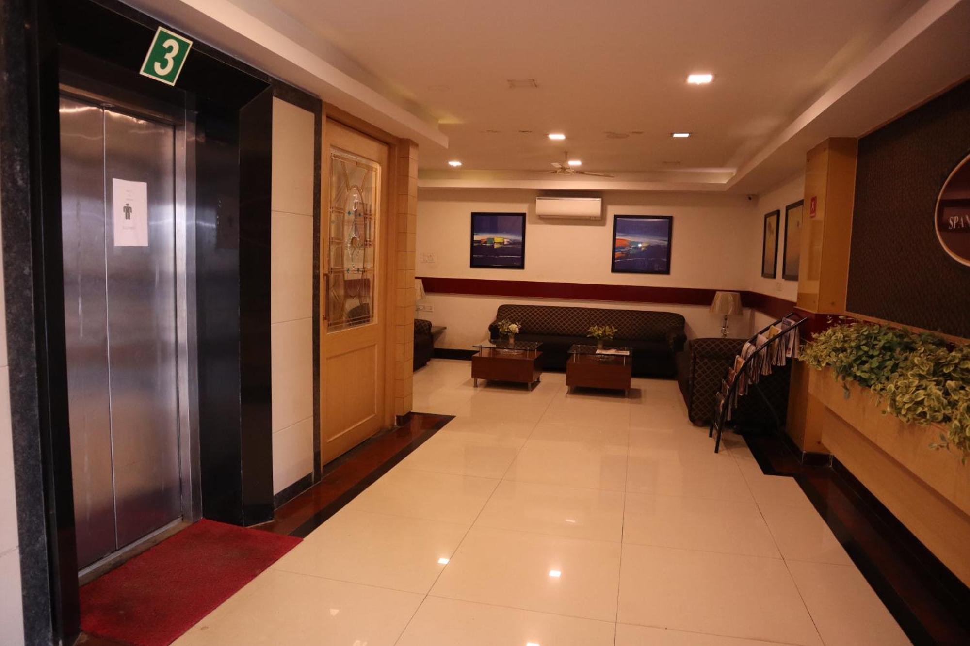 Sri Sai Ram Suites Bangalore Buitenkant foto
