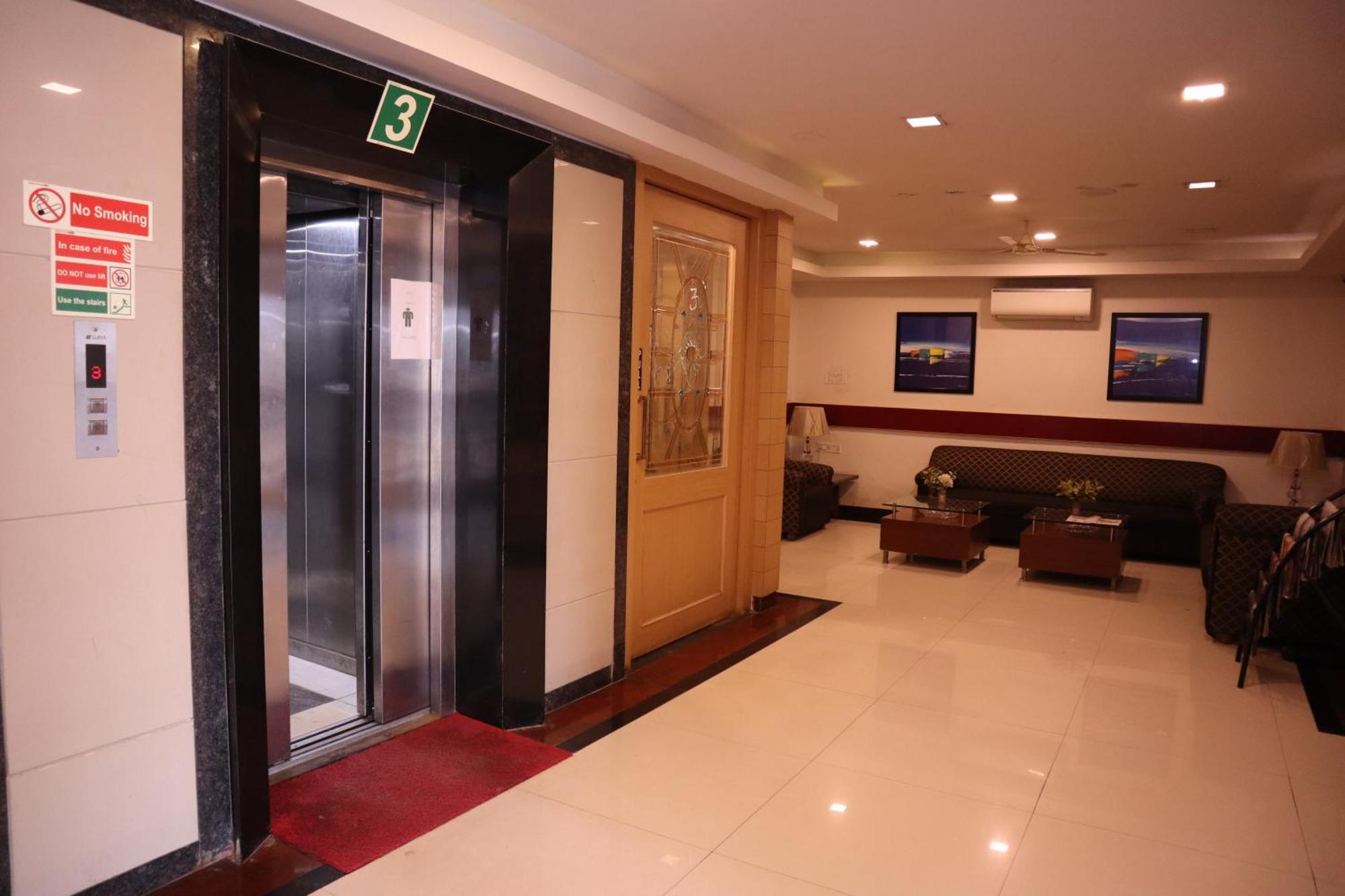 Sri Sai Ram Suites Bangalore Buitenkant foto