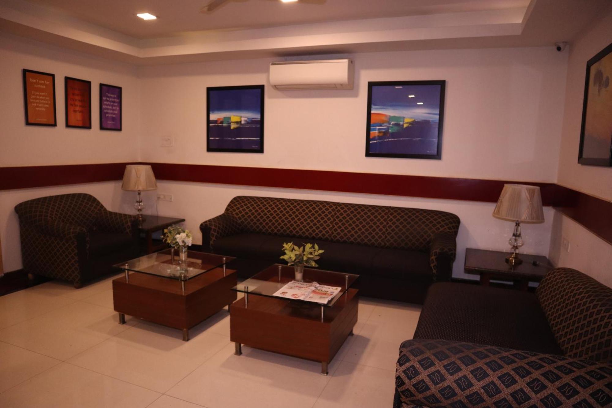 Sri Sai Ram Suites Bangalore Buitenkant foto