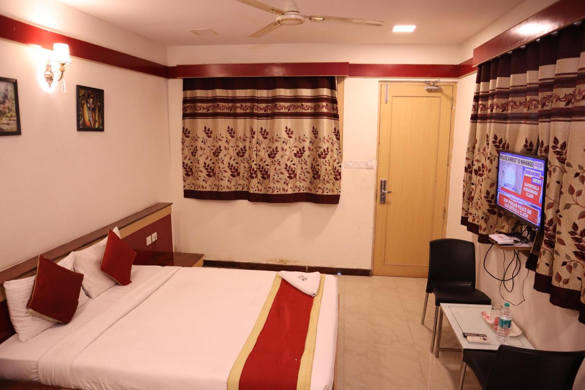 Sri Sai Ram Suites Bangalore Buitenkant foto